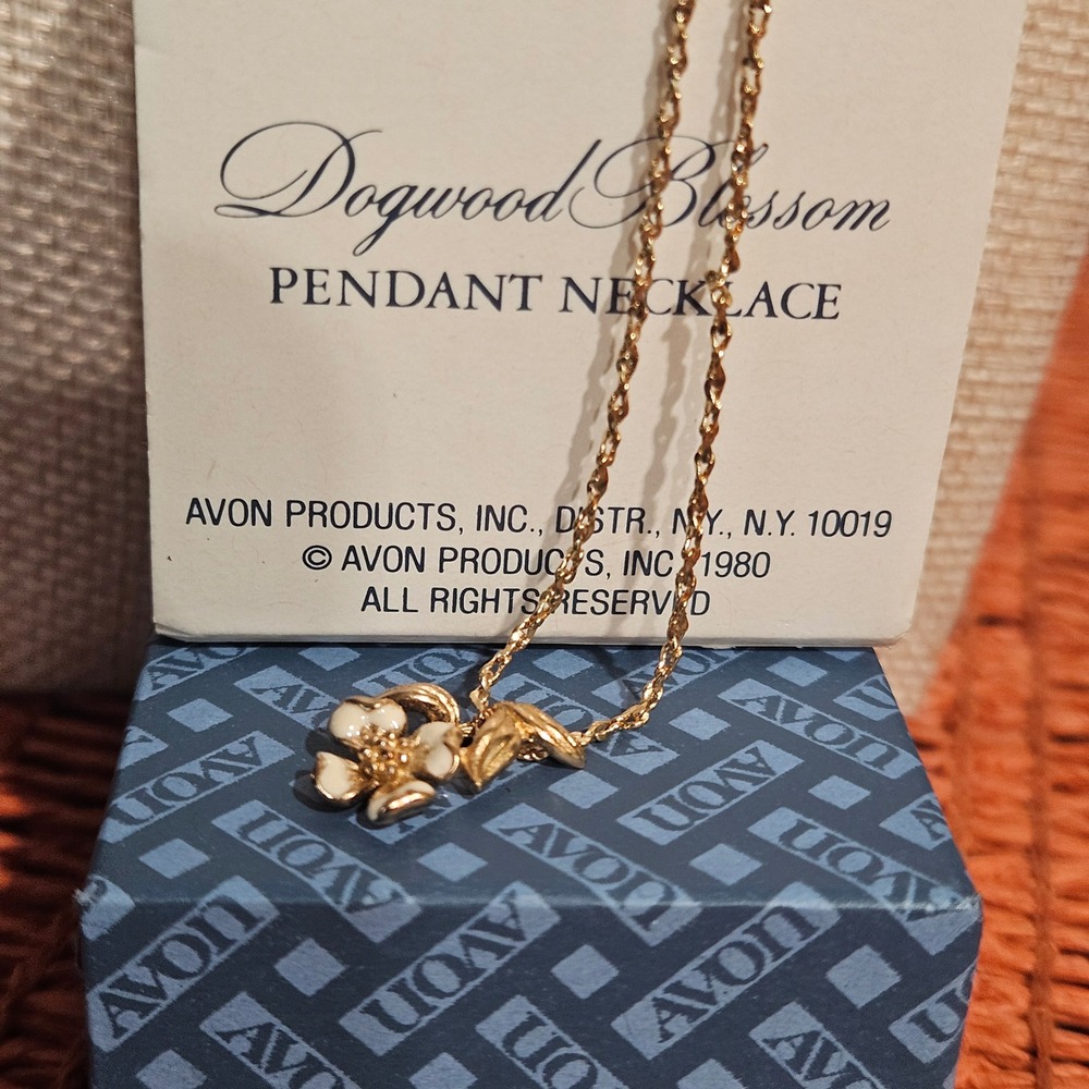 1980 Avon Dogwood Blossom Pendant Necklace with Box 18"